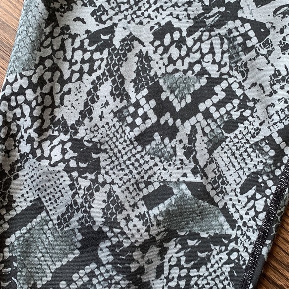 Nike Pro snakeskin print capri leggings size small - Picture 2 of 5
